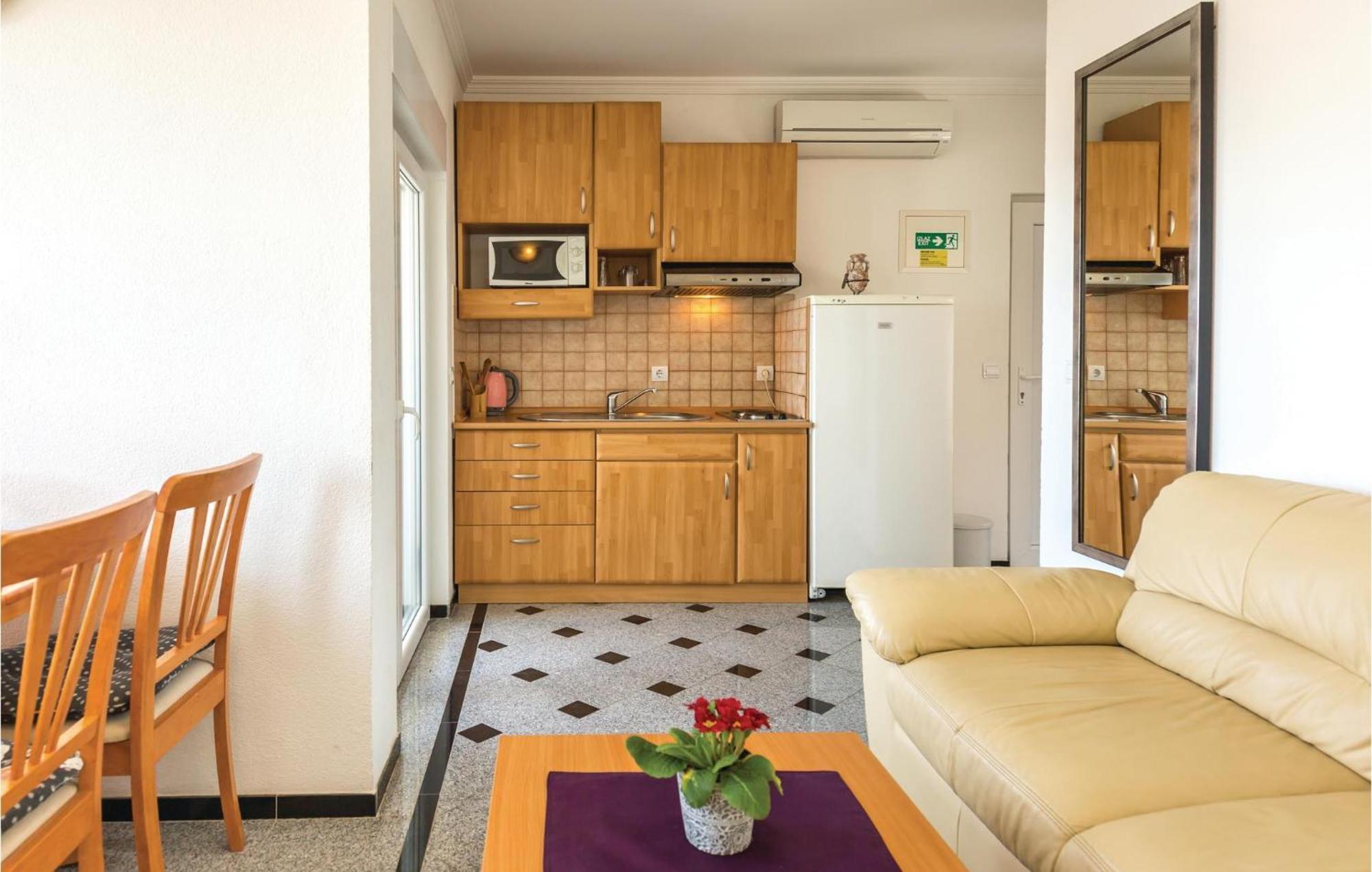 Amazing Apartment In Makarska With House Sea View 外观 照片