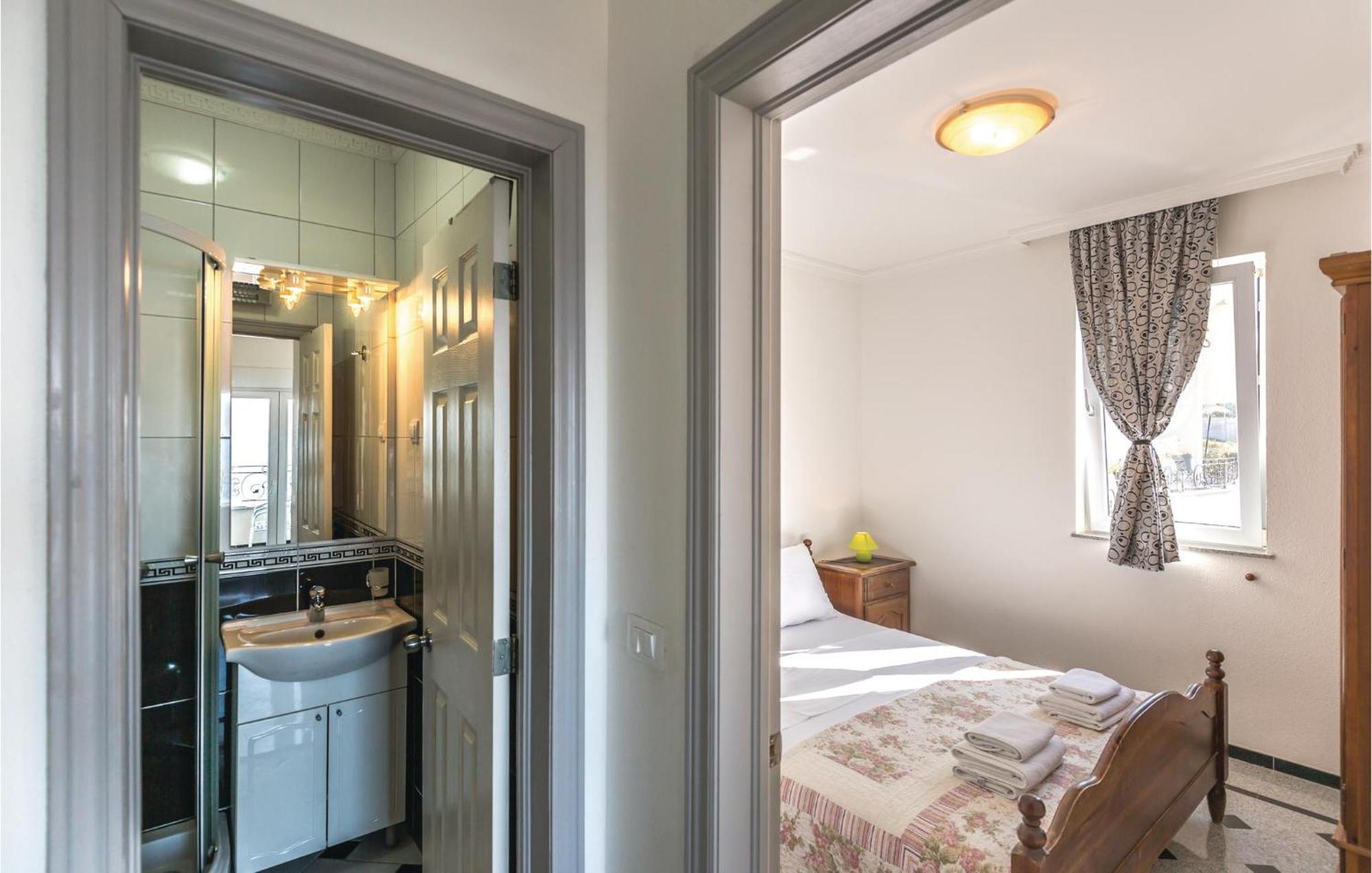Amazing Apartment In Makarska With House Sea View 外观 照片