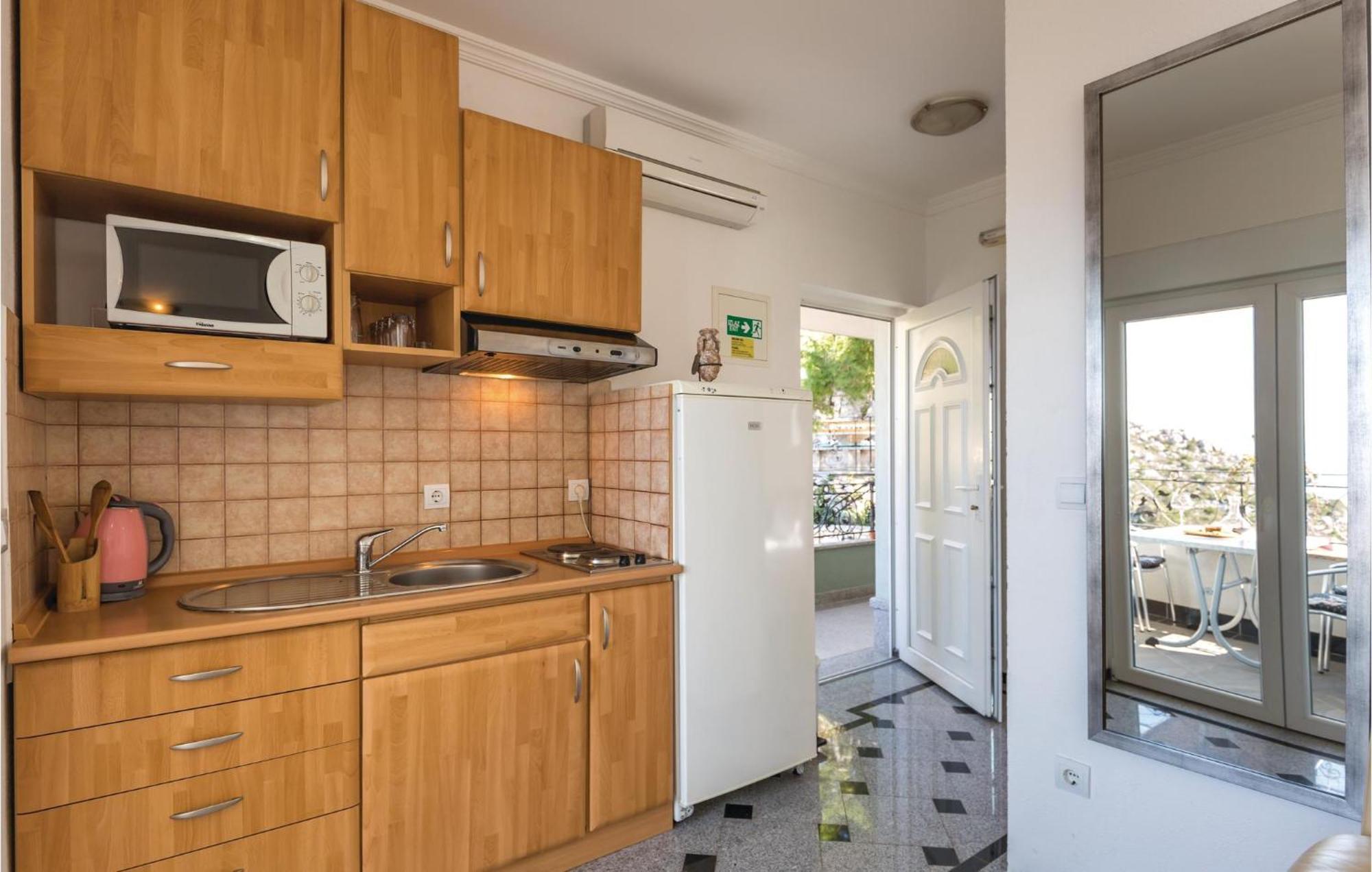 Amazing Apartment In Makarska With House Sea View 外观 照片